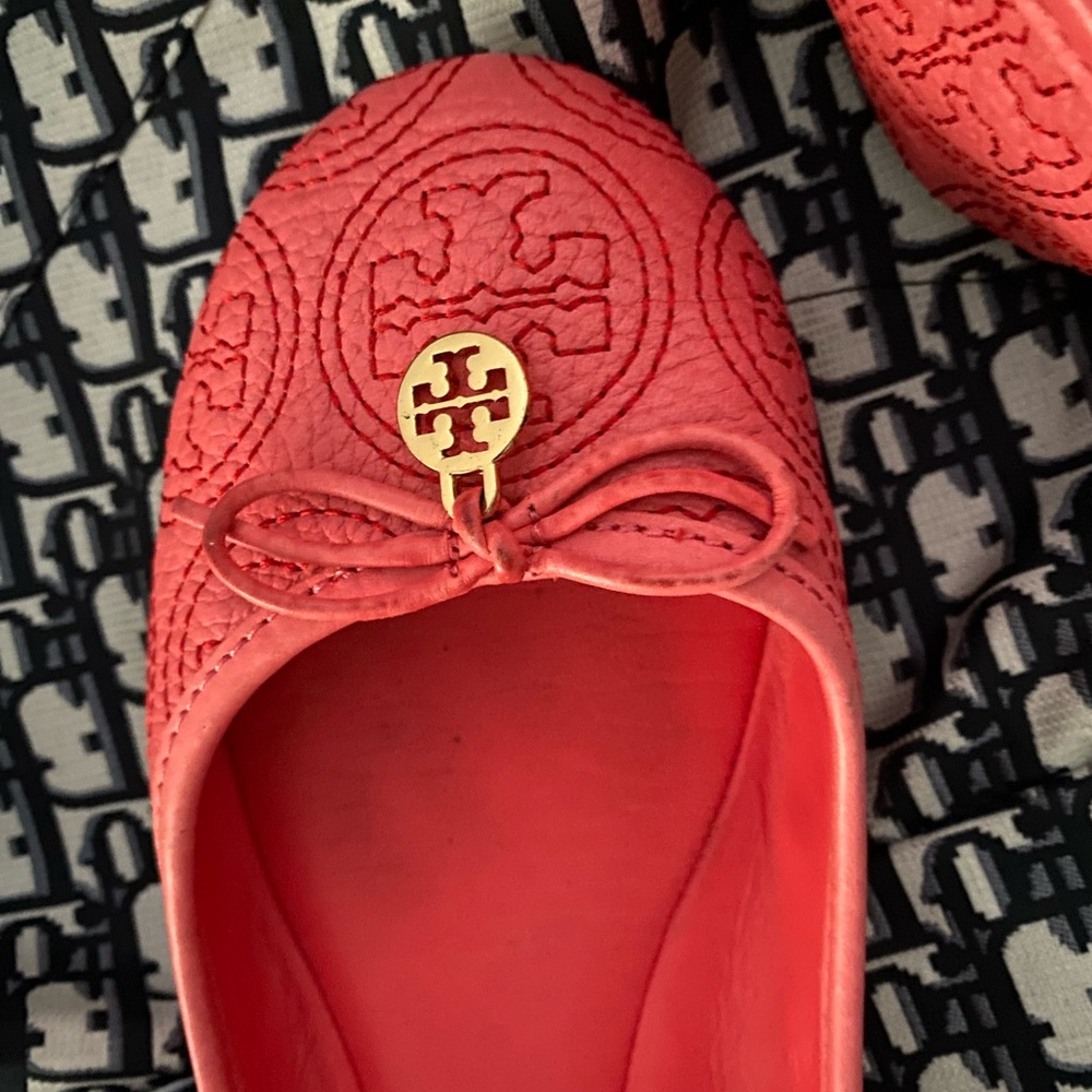Tory Burch beautiful embossed flats- exce condition no scuffs
Pet/smoke free
